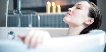 入浴や半身浴、足湯などで芯から体を温め、就寝中の発汗（排出）を促しましょう